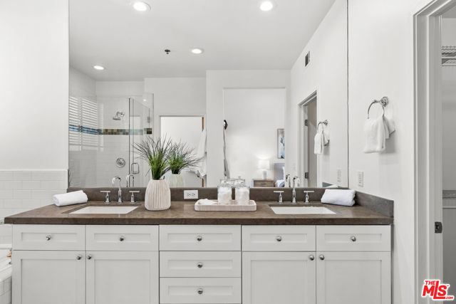 5350 Playa Vista Drive, Playa Vista CA: https://media.crmls.org/mediaz/bda9048f-9e77-4f60-9088-96ae37dda8e5.jpg