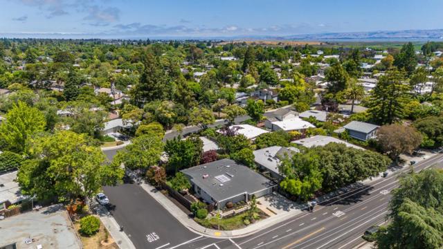 821 E Meadow Drive, Palo Alto CA: https://media.crmls.org/mediaz/bda9090d-7ea0-4263-bbb2-f32062212985.jpg