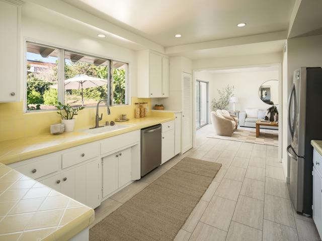 5926 Germaine Ln, La Jolla CA: https://media.crmls.org/mediaz/bda99045-1d5b-4909-aeb8-e5dc46134b99.jpg