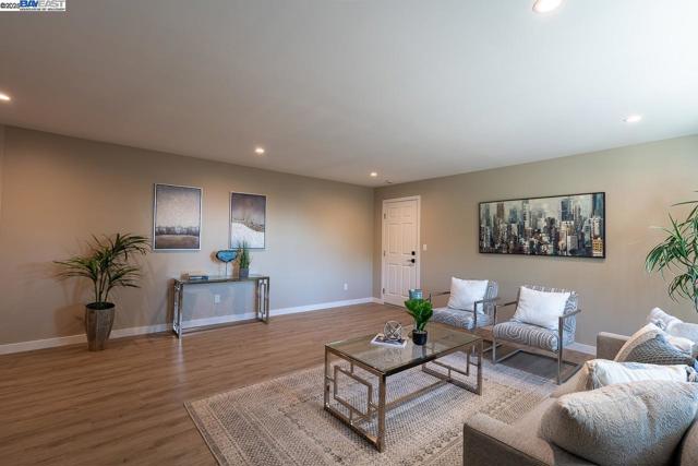 2818 Steinmetz Way, Oakland CA: https://media.crmls.org/mediaz/bda9f391-2b99-4b2d-ae21-550621c7ce92.jpg