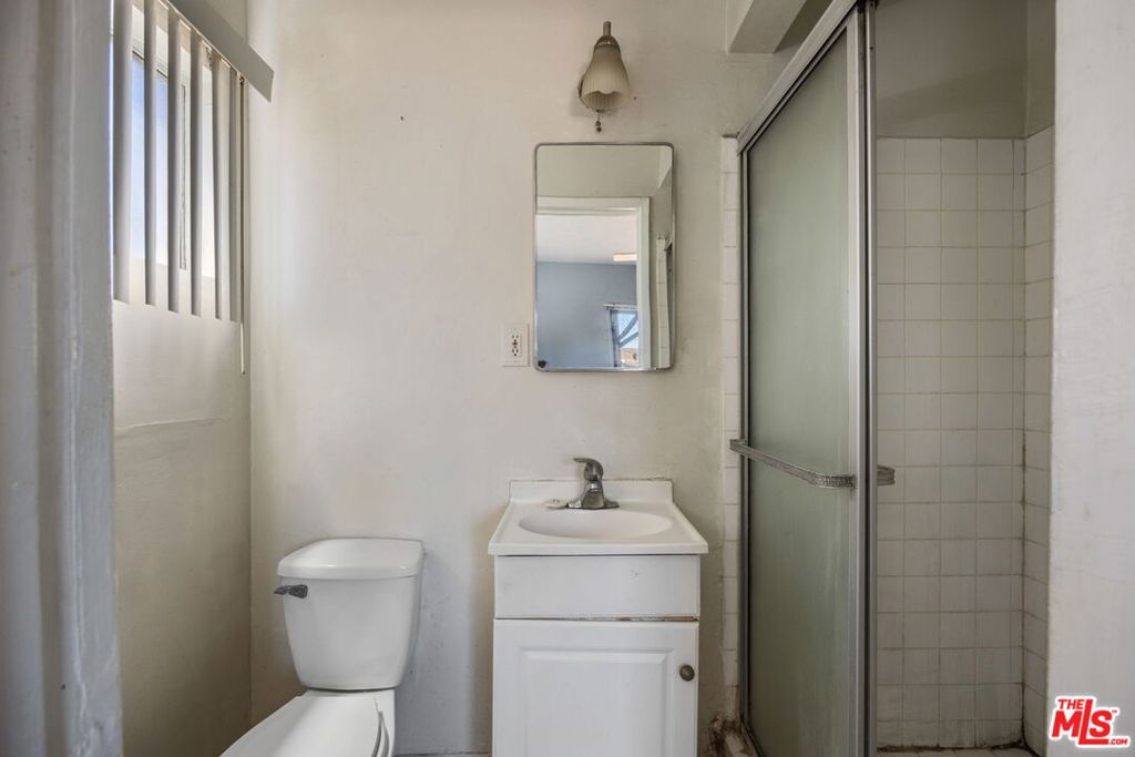 https://media.crmls.org/mediaz/bda9f919-dc82-4436-88c0-22cc984f9d79.jpg?preset=X-Large
