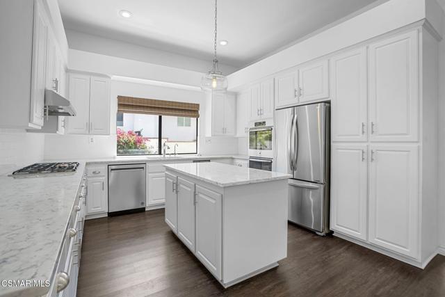 1142 Earlham Court, Oak Park CA: https://media.crmls.org/mediaz/bdaa1c05-0111-41cb-a805-ae7738b3a1fe.jpg