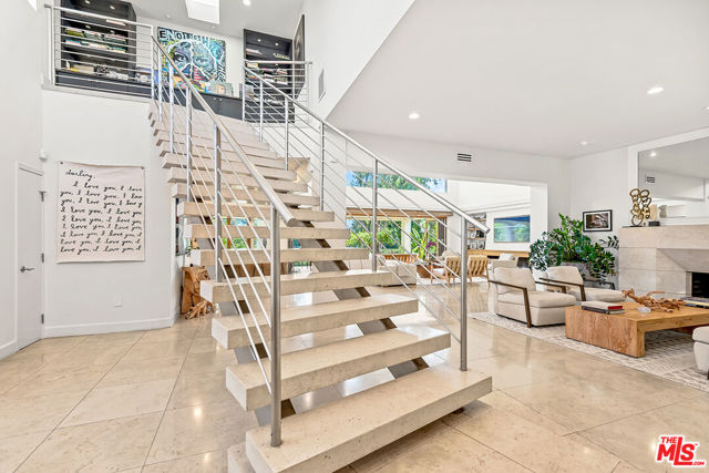 10424 Valley Spring Lane, Toluca Lake CA: https://media.crmls.org/mediaz/bdaae048-b213-433f-ac83-b2313e7ad075.jpg