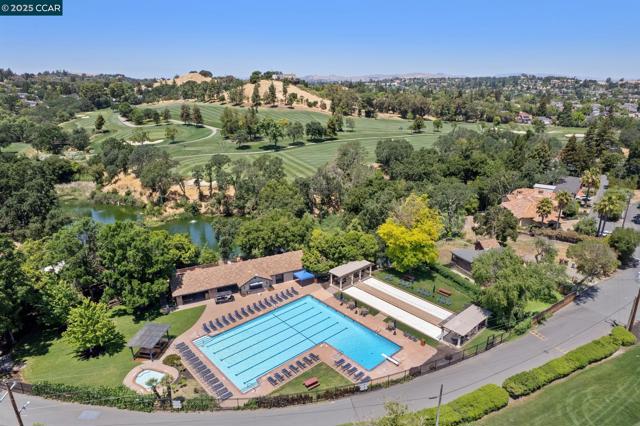 700 Golf Club Way, Pleasant Hill CA: https://media.crmls.org/mediaz/bdab0872-7cf6-476b-81e6-1165df1a7f93.jpg