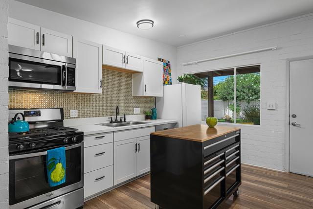 44809 Portola Avenue, Palm Desert CA: https://media.crmls.org/mediaz/bdab096f-d4b3-42ce-ab59-8edf34e130fe.jpg