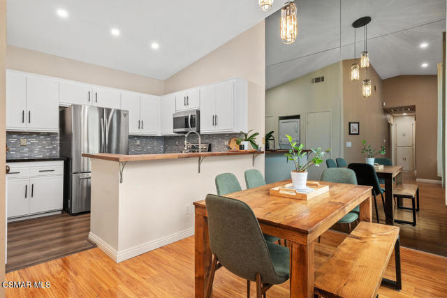2414 Pleasant Way, Thousand Oaks CA: https://media.crmls.org/mediaz/bdabec6c-6165-48e8-919f-594e293ef727.jpg