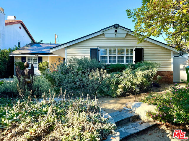 13957 Chandler Boulevard, Sherman Oaks CA: https://media.crmls.org/mediaz/bdac08e2-e1a8-4273-8b2d-8d77b3c9a6fb.jpg