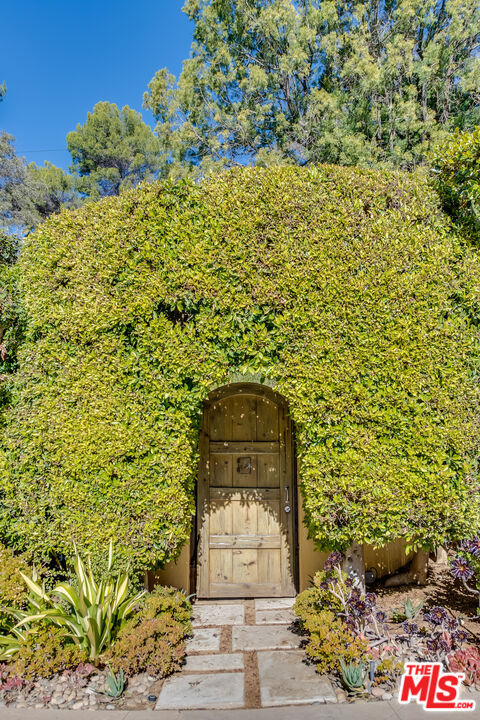https://media.crmls.org/mediaz/bdacb27b-aa84-43ca-bad1-6817cca0e1fb.jpg?preset=X-Large