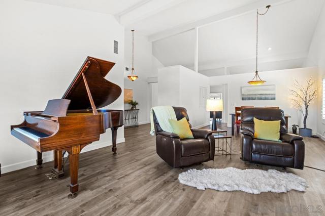 17109 Cloudcroft Dr, Poway CA: https://media.crmls.org/mediaz/bdadae2b-5bf0-4d79-afbb-0de50e48fe9e.jpg