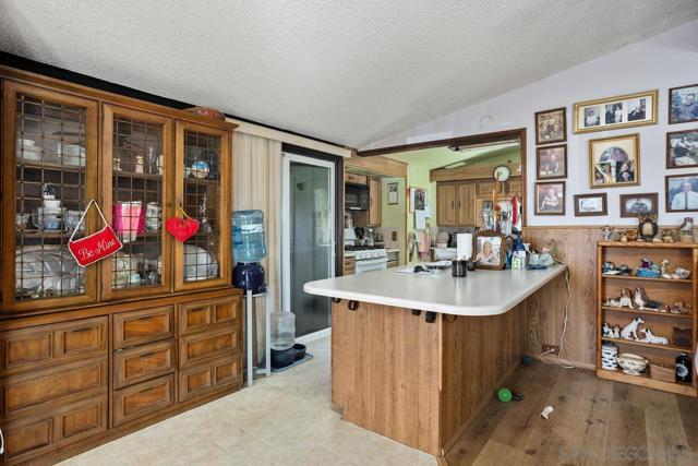 252 Santa Clara Dr, Vista CA: https://media.crmls.org/mediaz/bdaec81a-30b2-473f-b3a0-7581f8da40bf.jpg