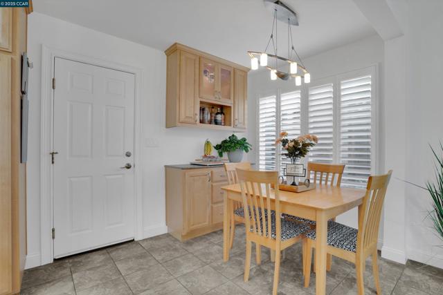 1109 Brittany Hills Ct, Martinez CA: https://media.crmls.org/mediaz/bdafd1f5-6ed4-4dc4-8bd6-1b3cfd36d6a1.jpg