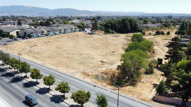 11 Hill Circle, Salinas CA: https://media.crmls.org/mediaz/bdafdc1b-11c1-4e2b-bc31-0e9c72a68a81.jpg