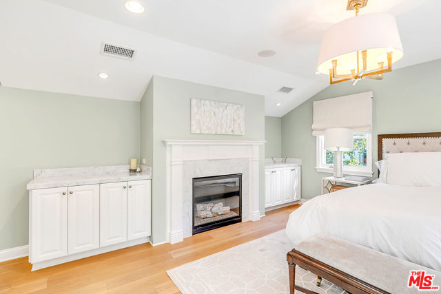 328 El Camino Drive, Beverly Hills CA: https://media.crmls.org/mediaz/bdb04f12-22d1-4fd9-843e-680d35ff2552.jpg