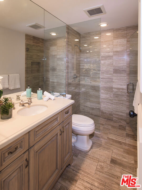10108 Empyrean Way, Los Angeles CA: https://media.crmls.org/mediaz/bdb1748b-98f6-4bb9-aa89-e43376a471e1.jpg