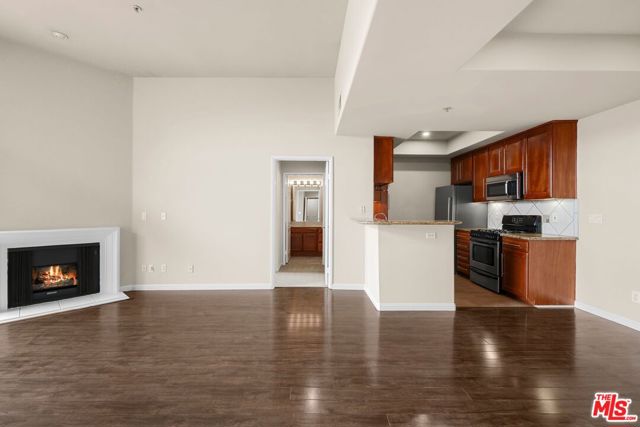 10275 Missouri Avenue, Los Angeles CA: https://media.crmls.org/mediaz/bdb1850d-891d-446a-bb19-8bcad7b80dea.jpg