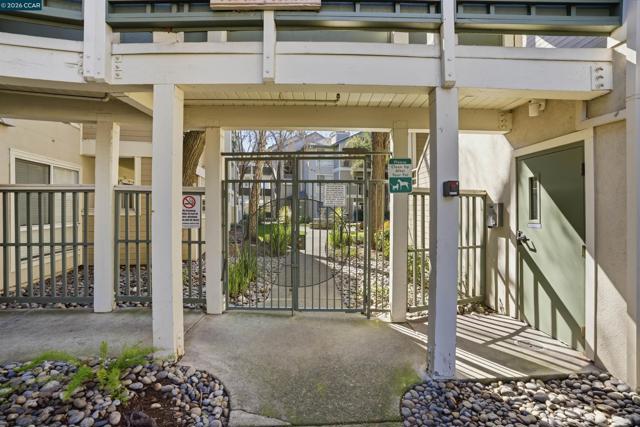 2560 Oak Rd, Walnut Creek CA: https://media.crmls.org/mediaz/bdb2b6f2-1797-4d69-aa98-5284a0bd19cd.jpg