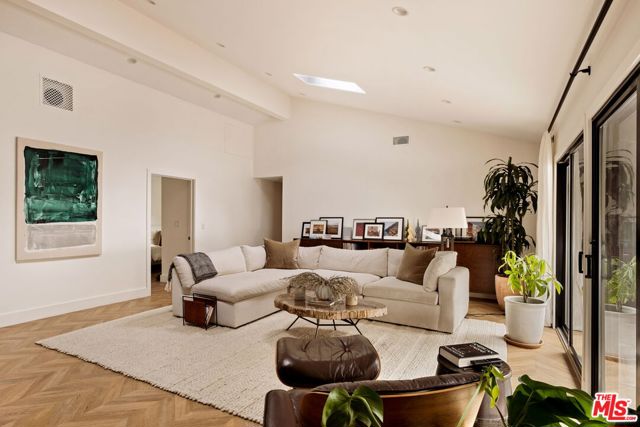 3476 Mandeville Canyon Road, Los Angeles CA: https://media.crmls.org/mediaz/bdb2daf0-9b1b-4048-bb24-dc73e7c7cdd5.jpg