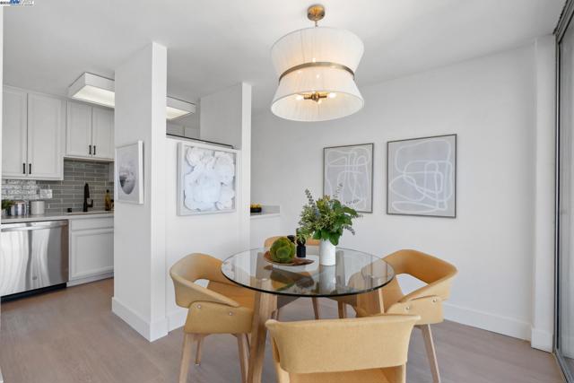 1 Kelton Ct, Oakland CA: https://media.crmls.org/mediaz/bdb2dc33-1650-45d6-9351-3124055d5bd2.jpg