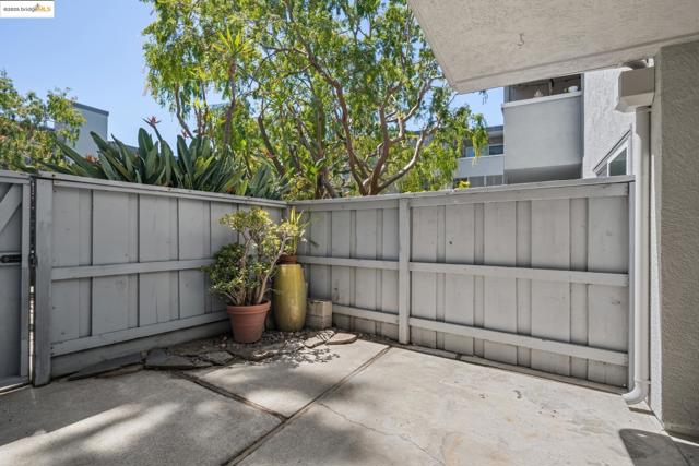 325 Kitty Hawk Rd, Alameda CA: https://media.crmls.org/mediaz/bdb4a054-8417-4572-bded-fbcfab87920c.jpg