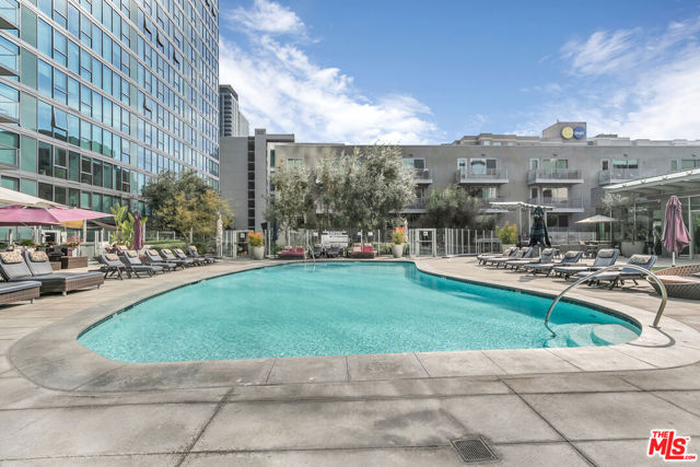 901 S Flower Street, Los Angeles CA: https://media.crmls.org/mediaz/bdb52a9a-9c65-47fc-94e5-f84a42fba7c2.jpg