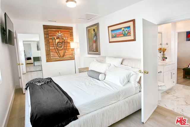 1040 N Crescent Heights Boulevard, Los Angeles CA: https://media.crmls.org/mediaz/bdb5cd53-1d5f-4835-90d0-756008ebff7e.jpg