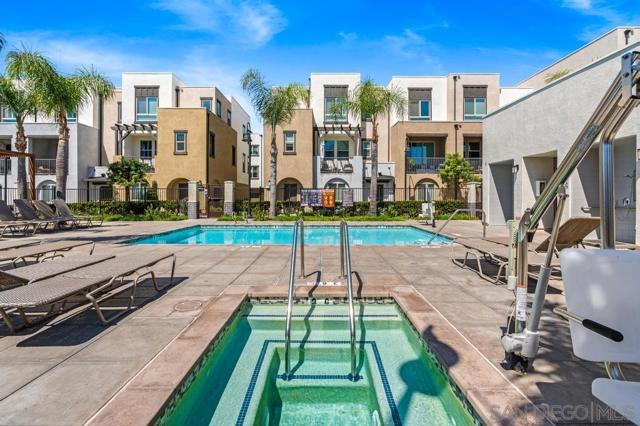 2445 Verano Way, Vista CA: https://media.crmls.org/mediaz/bdb656b2-00fa-481b-ad29-b34d4b15cdcb.jpg