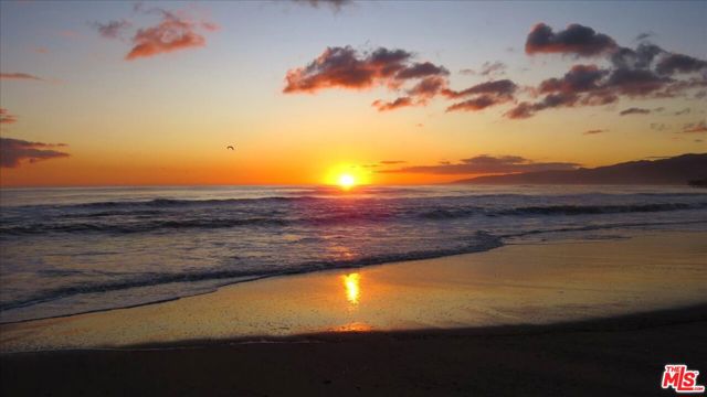 2311 4th Street, Santa Monica CA: https://media.crmls.org/mediaz/bdb73f96-68ef-4795-b096-425a612db100.jpg