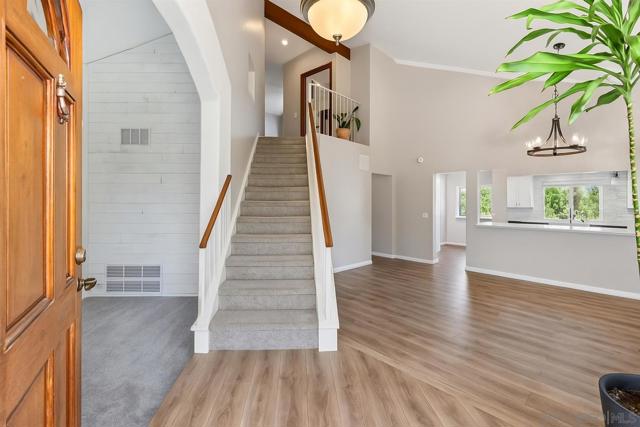 378 Paseo Marguerita, Vista CA: https://media.crmls.org/mediaz/bdb78515-018c-4911-9d6b-79bd555f3586.jpg