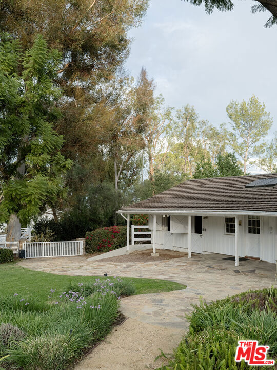 2 Eucalyptus Lane, Rolling Hills CA: https://media.crmls.org/mediaz/bdb7ee60-118a-48a8-85e0-2a6dba179b95.jpg
