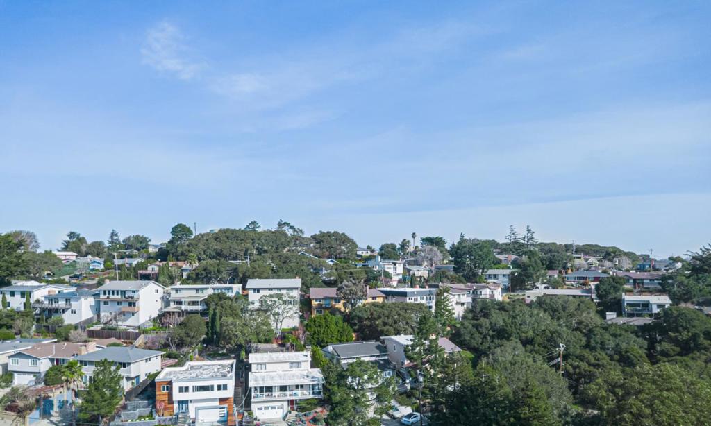 https://media.crmls.org/mediaz/bdb83911-23b4-4eb8-b535-c6de3f99c8a2.jpg?preset=X-Large
