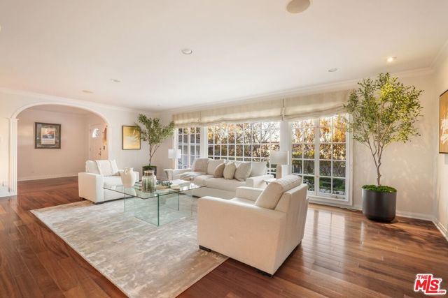 15550 Valley Vista Boulevard, Encino CA: https://media.crmls.org/mediaz/bdb85f04-c92f-47fc-94b5-db3c4959770f.jpg