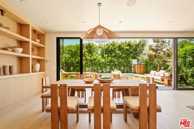 636 N Laurel Avenue, Los Angeles CA: https://media.crmls.org/mediaz/bdbaa50a-4d42-4538-a7d6-0f425a959f60.jpg