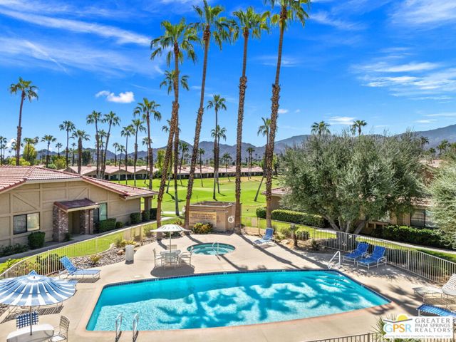 6 Joya Drive, Palm Desert CA: https://media.crmls.org/mediaz/bdbbc32b-1ca5-4b12-b739-bfbdc1d07431.jpg