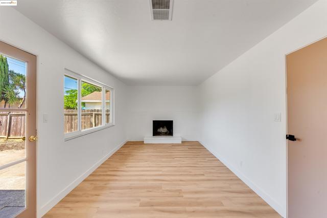 1908 New Jersey St, Fairfield CA: https://media.crmls.org/mediaz/bdbc13d8-0386-4543-aca6-d93b8a6d4d2f.jpg