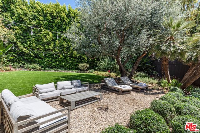 1136 N Doheny Drive, Los Angeles CA: https://media.crmls.org/mediaz/bdbc5588-3414-40f2-a664-12837e01a524.jpg