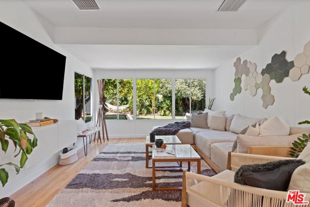 7339 Lasaine Avenue, Van Nuys CA: https://media.crmls.org/mediaz/bdbc65fa-bd48-4642-888d-4c8ddcb81902.jpg
