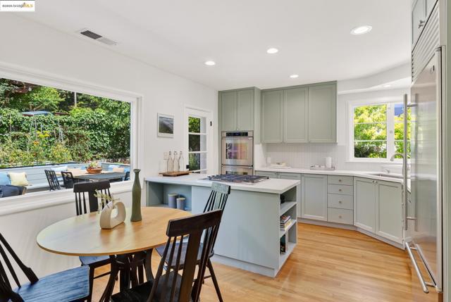 2773 Argyle Street, Oakland CA: https://media.crmls.org/mediaz/bdbcb600-36ad-482e-b55b-ddc80258e3b9.jpg
