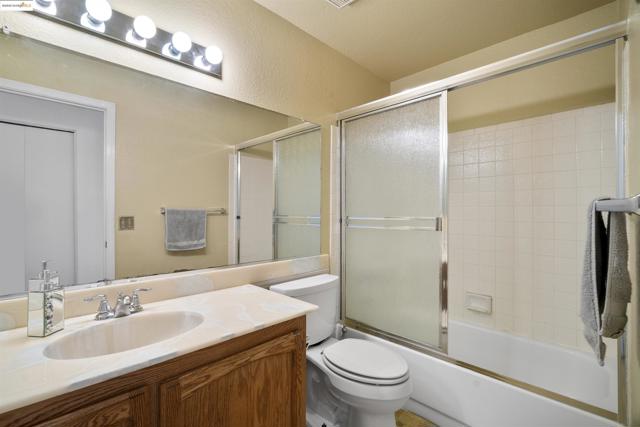 1031 Valley Oak Way, Fairfield CA: https://media.crmls.org/mediaz/bdbd45f1-94e8-45d6-bd13-f46293277772.jpg