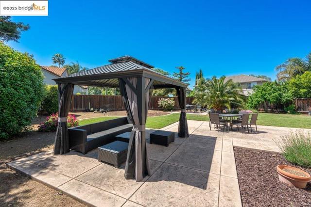 1281 Sea Vista Dr, Brentwood CA: https://media.crmls.org/mediaz/bdbdbea1-350f-4e1c-9d9e-603a95cf5184.jpg