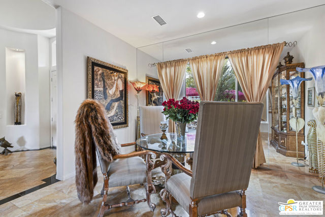 18 Calais Circle, Rancho Mirage CA: https://media.crmls.org/mediaz/bdbdfad5-6256-4e80-b22c-68fa822066d5.jpg