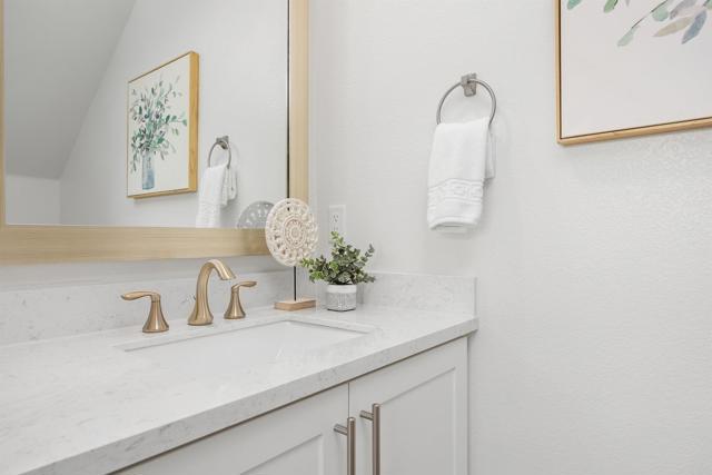 3002 Villeta Ave, Carlsbad CA: https://media.crmls.org/mediaz/bdbe3f4a-7d85-45dc-9661-e882d3dbcf90.jpg
