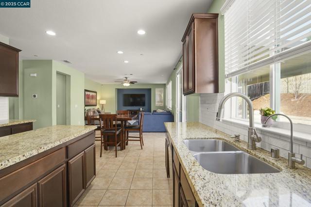2536 Tomales Bay Dr, Bay Point CA: https://media.crmls.org/mediaz/bdbf81e8-6666-4de2-8797-b29465629771.jpg