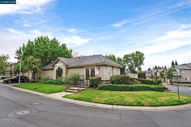 422 Sutton Cir, Danville CA: https://media.crmls.org/mediaz/bdbfa0b8-7e03-40db-9a91-ea610cefb806.jpg