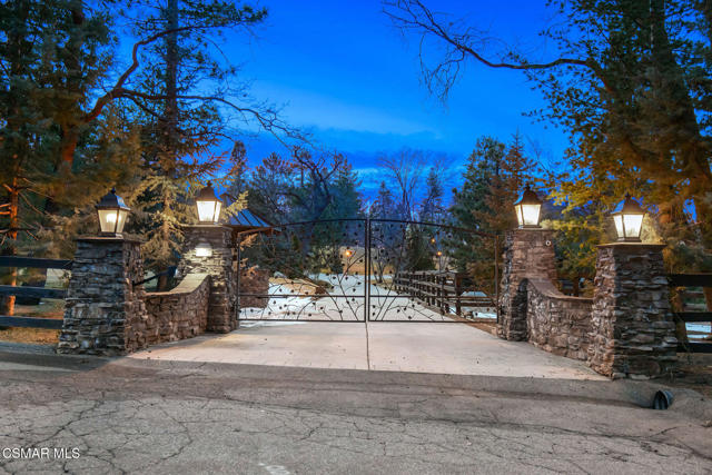 32310 Hummingbird Court, Running Springs CA: https://media.crmls.org/mediaz/bdc05508-cf0b-4d4b-9bbe-9ed984b9a2a5.jpg