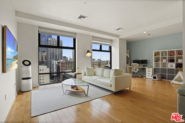 801 S Grand Avenue, Los Angeles CA: https://media.crmls.org/mediaz/bdc2a45c-4304-482d-b43d-cf41f8e221d7.jpg