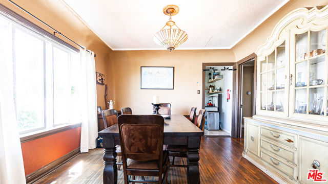 1277 S Orange Drive, Los Angeles CA: https://media.crmls.org/mediaz/bdc3863c-0afc-490f-a8f3-b11bcf573450.jpg