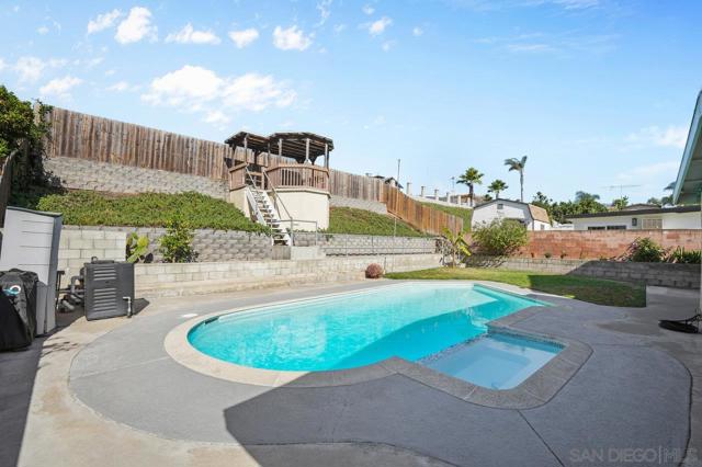 1173 Oasis Ave, Chula Vista CA: https://media.crmls.org/mediaz/bdc398fd-499a-49ea-8129-7b0cb0249be0.jpg