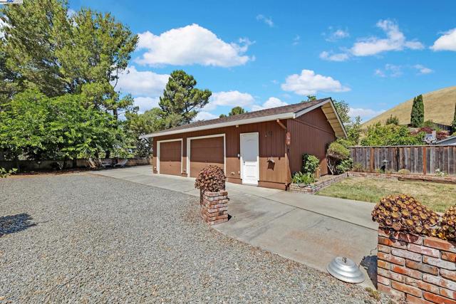 36055 Easterday Way, Fremont CA: https://media.crmls.org/mediaz/bdc3cbbc-1891-437f-8b1a-45e5e505e861.jpg