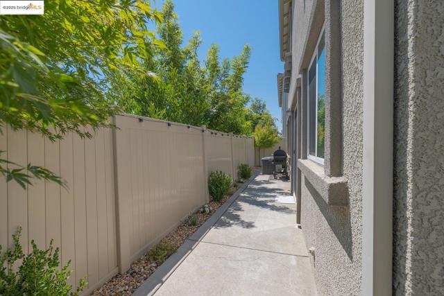 3807 Bridgemeadow Way, Sacramento CA: https://media.crmls.org/mediaz/bdc4d298-0956-41e8-ab5f-0eea964c062a.jpg