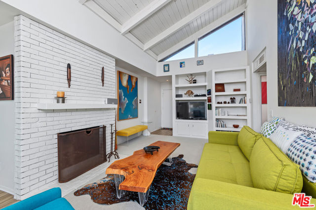 1340 S Beverly Glen Boulevard, Los Angeles CA: https://media.crmls.org/mediaz/bdc5bb7a-5410-4a7e-81f5-c5bd8ff0cc99.jpg